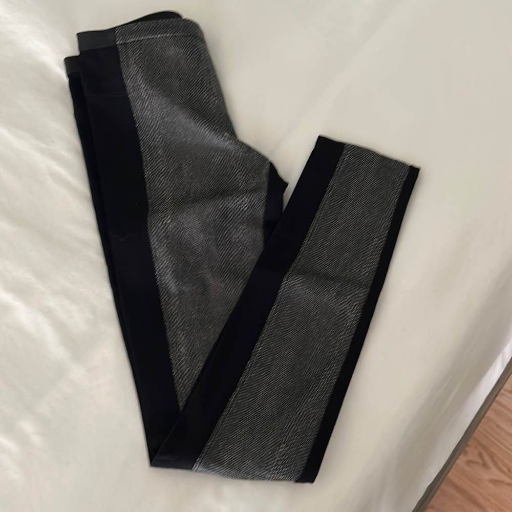 NEW WITHOUT TAGS BCBG snake skin leggings size small